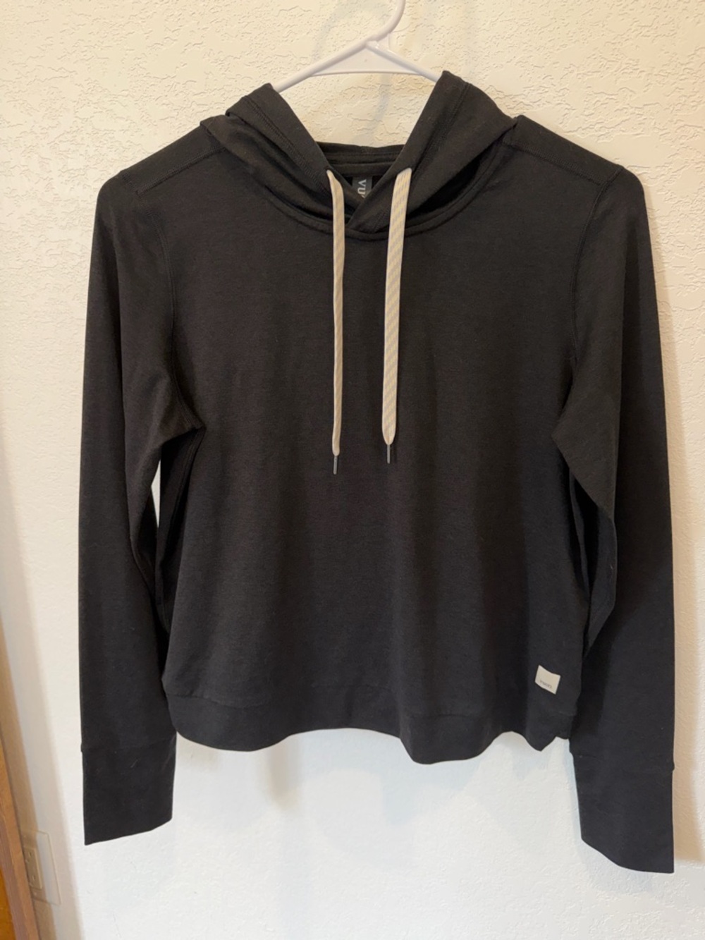 NWOT Vuori pullover hoodie in black